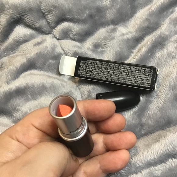 Mac frost lipstick bnib, coral reddish colour - Picture 7 of 8